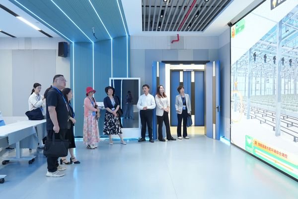 一行10人来访